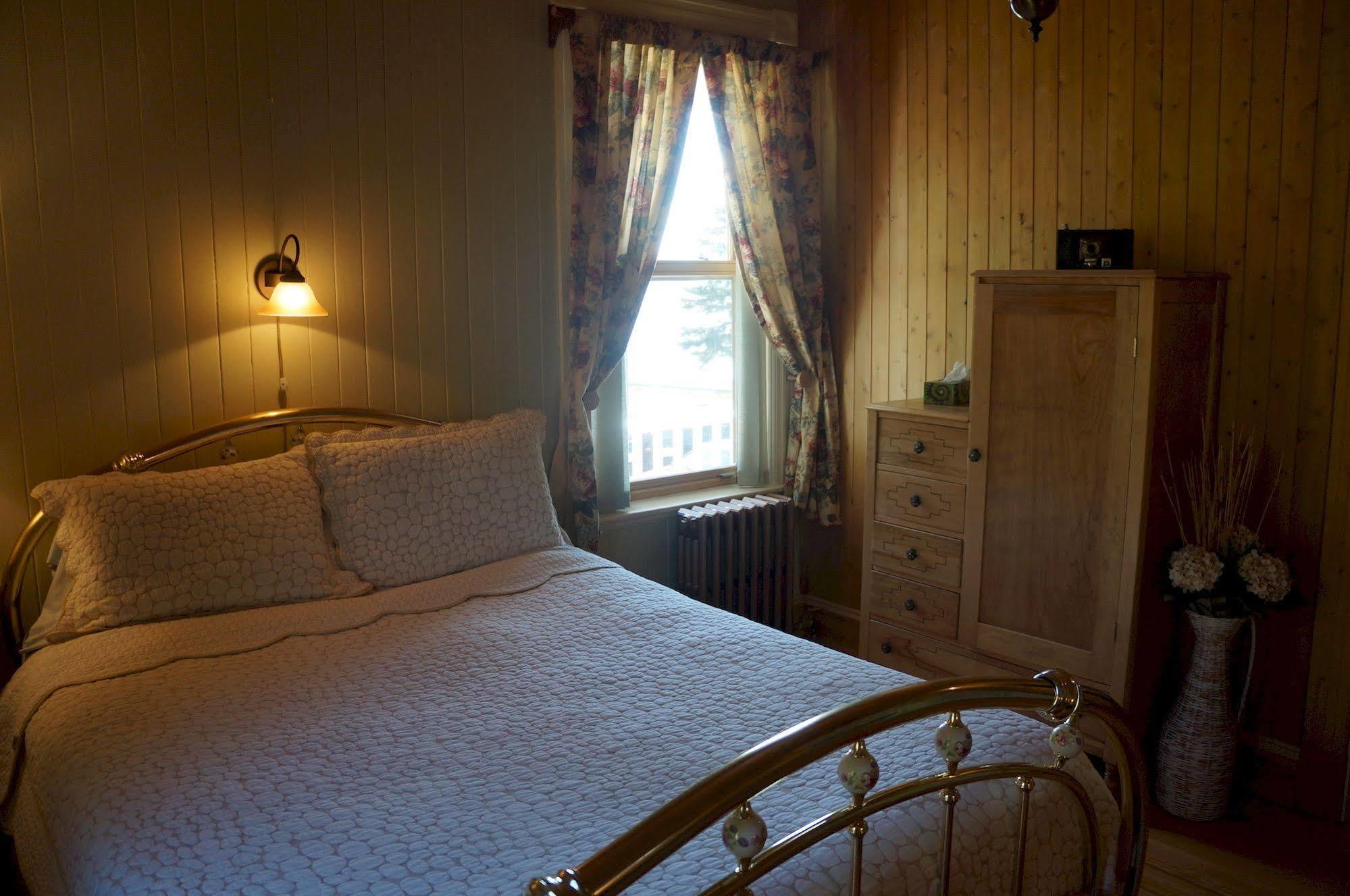 Le Manoir Du Vieux Presbytere Port-Daniel Экстерьер фото